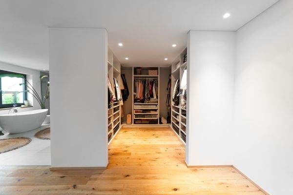 Begehbarer Kleiderschrank im Masterbedrom