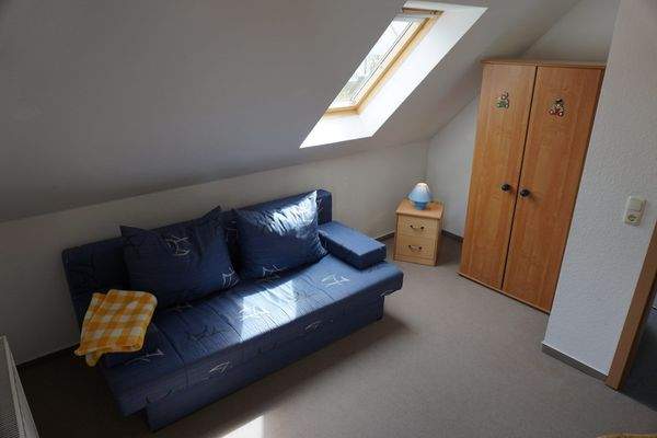 SZ 3 Schlafcouch Schrank mit Balkon.jpg