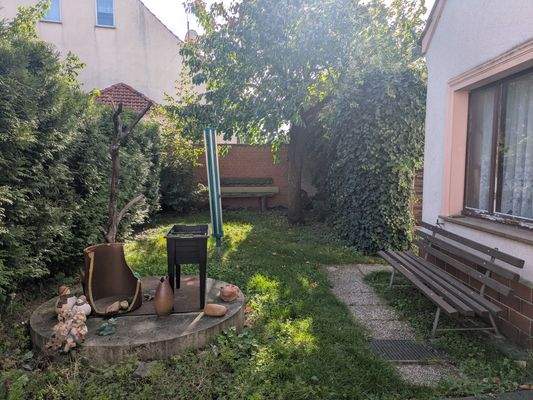 Seitengarten mit Schuppen.MP.jpg