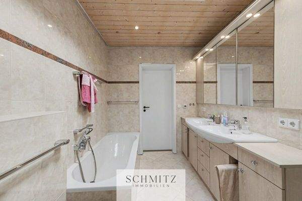Badezimmer (1/2) EG