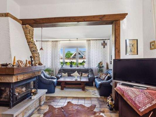 Wohnzimmer mit Kamin EG