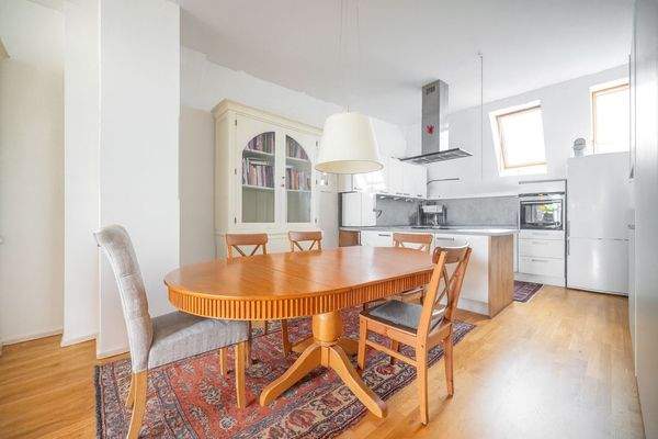 Esszimmer mit offener Küche