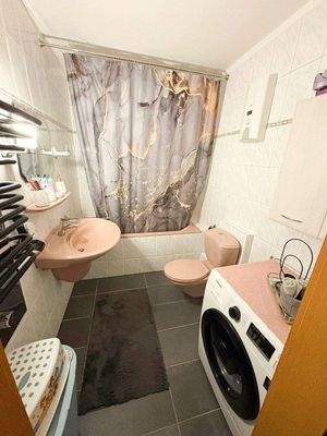 Badezimmer mit Wanne.jpg