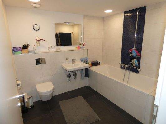 geräumiges Wannenbad