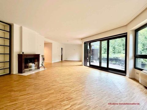 Wohn-Ess-Bereich mit Balkonzugang