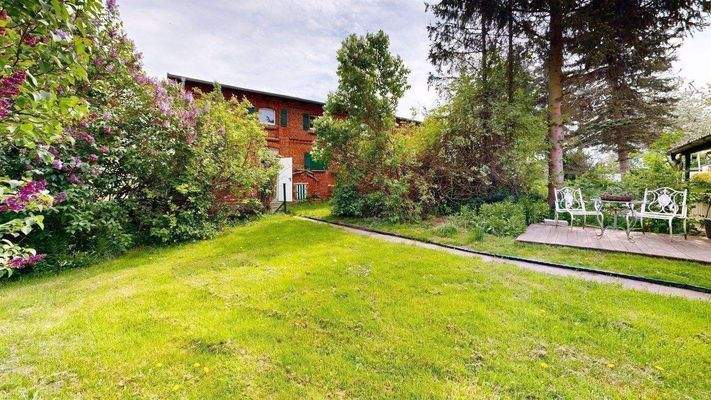 Terrasse und Weg zur Scheune.jpg