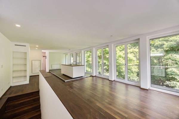 Wohn-Essbereich mit Zutritt zur Terrasse und Balkon