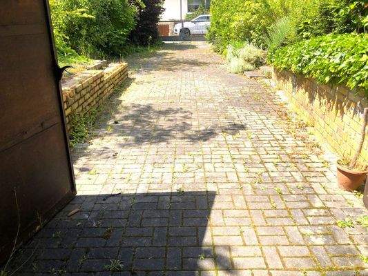 Hofeinfahrt 2 mit  Garage