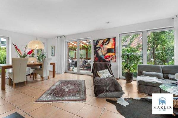 Wohnzimmer mit Zugang zum Sommergarten