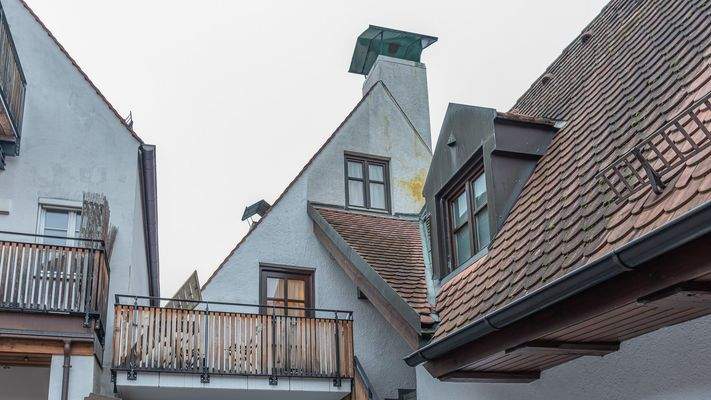 Blick vom Innnenhof auf den Balkon