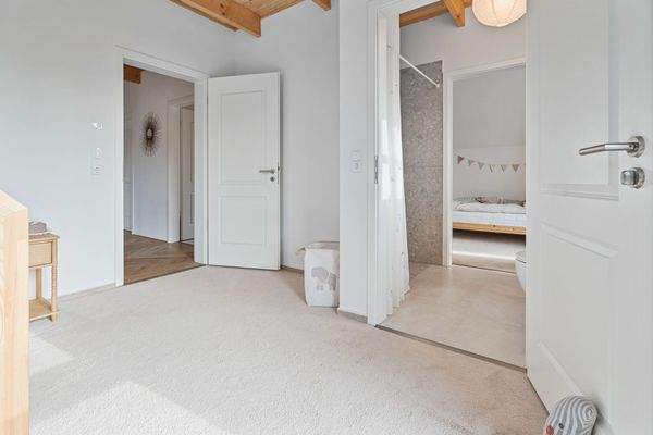 Blick vom Kinderzimmer ins Bad