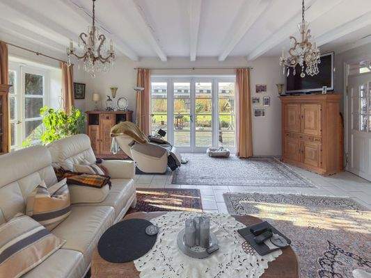 8. Wohnen mit Blick auf die Terrasse.jpg