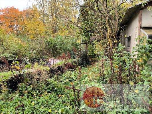 Garten mit dem Stall rechts