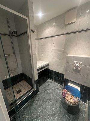 Modernes Badezimmer