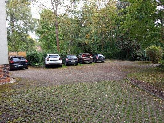 Parkplatz am Mehrfamilienhaus