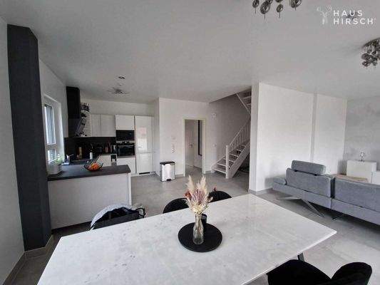 Rechte Seite: Blick zur Küche 