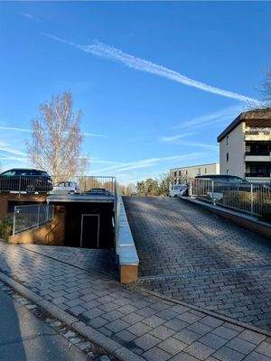 Zufahrt zur Tiefgarage und zum Außenstellplatz