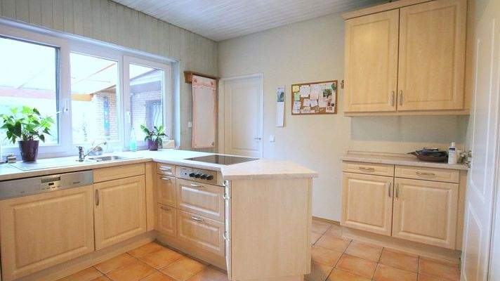 Küche mit Einbauküche