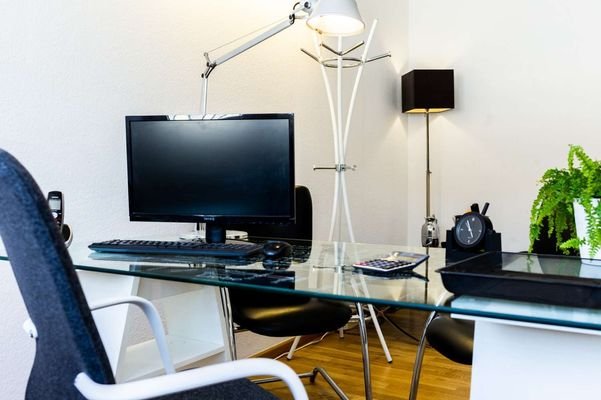 Büro mit Mustermöblierung.jpg