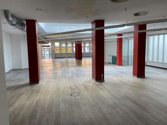 Blick über die Fläche Richtung Eingang