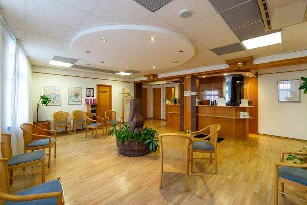 Warteraum mit Anmeldung_Rezeption