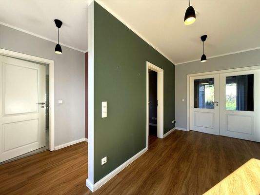 Eingansbereich mit getrennter Garderobe