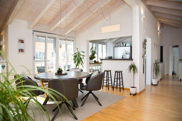 Blick in die offene Einbauküche.jpg