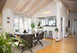 Blick in die offene Einbauküche.jpg