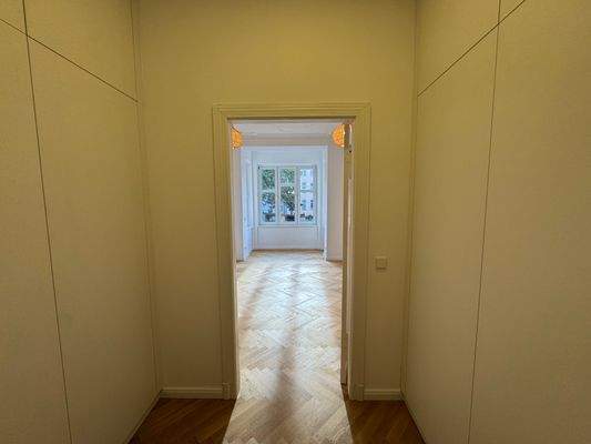 Schrankraum-Durchgang