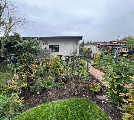 IMG_3362 Garten weg zur Garage.jpg