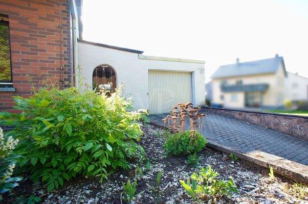 Garage und Durchgang zum Garten
