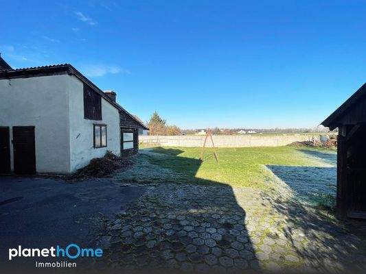 Nebengebaeude und Garten