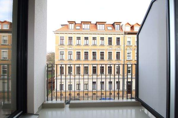 Balkon mit Altbau-Aussicht