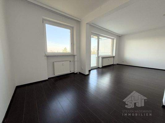 Wohnzimmer mit Zugang zum Balkon