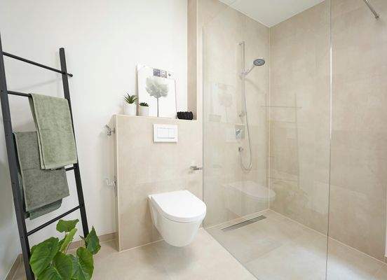 Begehbarer Dusche mit Waschmaschinenanschluss 