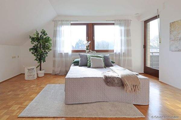Schlafzimmer mit Balkon, Größe 17,27 m²