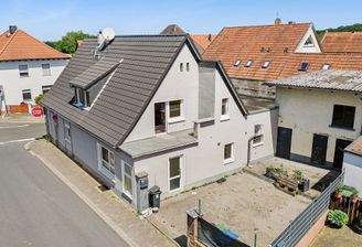 Hauseingang und Hof