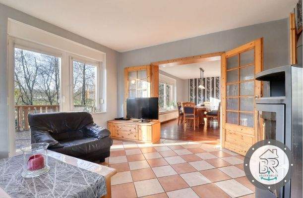 Offenes Wohn- und Esszimmer mit Blick in den Garten