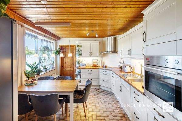 Küche mit angrenzendem HW-Raum