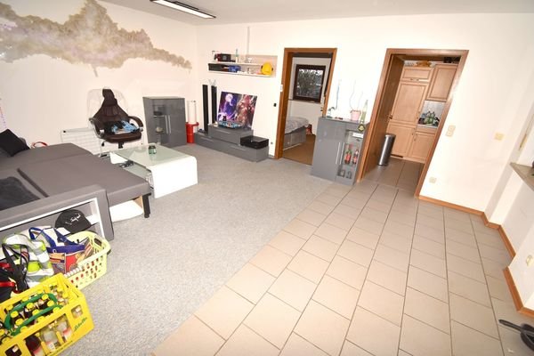 Wohnzimmer (das an der Wand ist Kunst, kein Schimmel ;–)