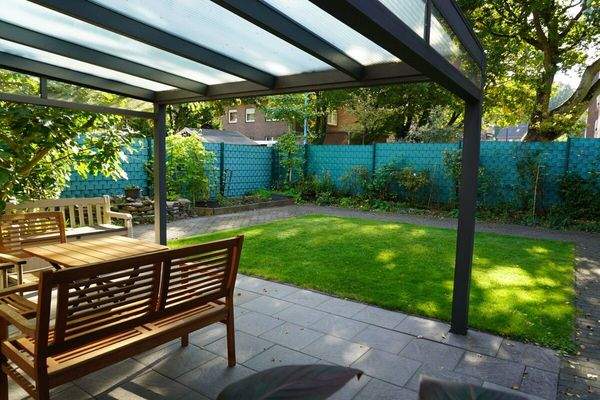 überdachte Terrasse und Garten