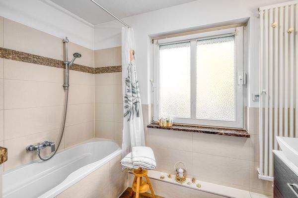 Tagesbelichtetes Wannenbad 