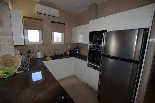 Freistehende Villa mit drei Schlafzimmern und Gästeapartment, Olivenhain und Pool