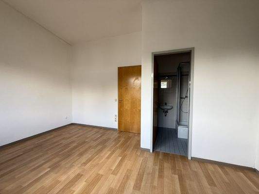 Schlafzimmer im OG mit Bad