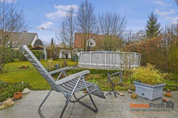 Gartenansicht mit Pool