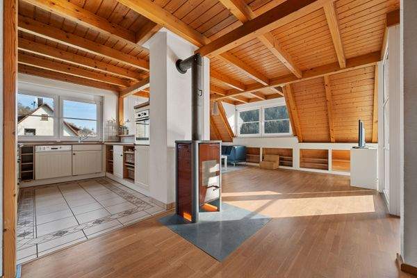 1. DG | Wohnbereich mit Kamin und Küche