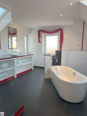 Tageslichtbad mit freistehender Wanne