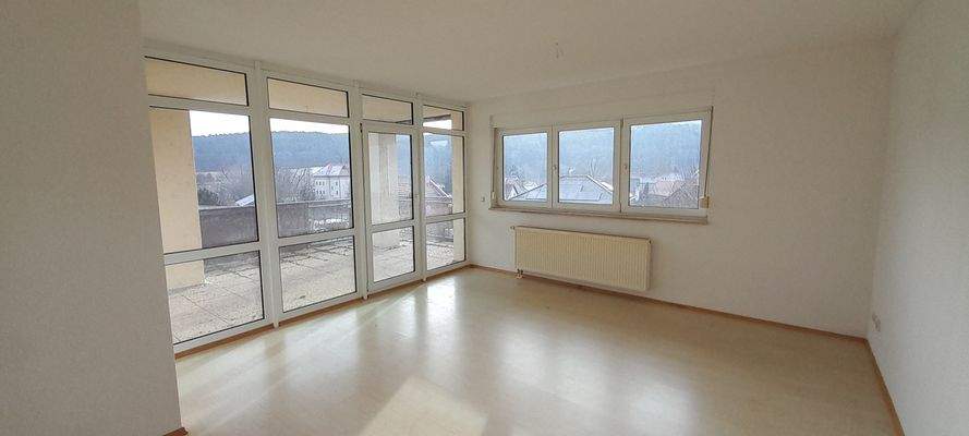 Wohnzimmer mit Balkon.jpg