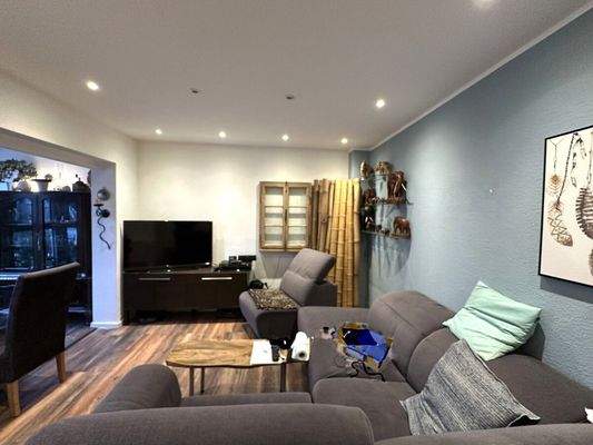 … hellen Wohnbereich …