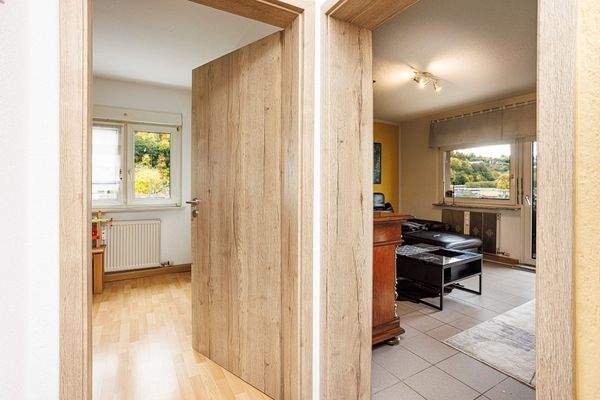 Flur Richtung Wohnzimmer und Kinderzimmer / Büro